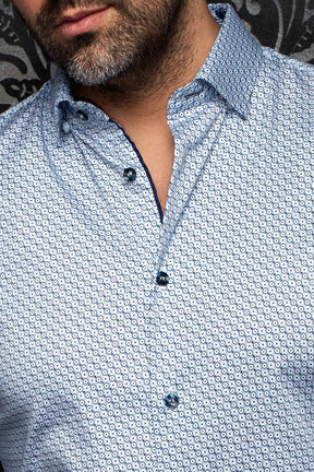 Chemise bleue pâle à motif géométrique avec col, boutons foncés et garniture marine pour homme par Au Noir, en gros plan