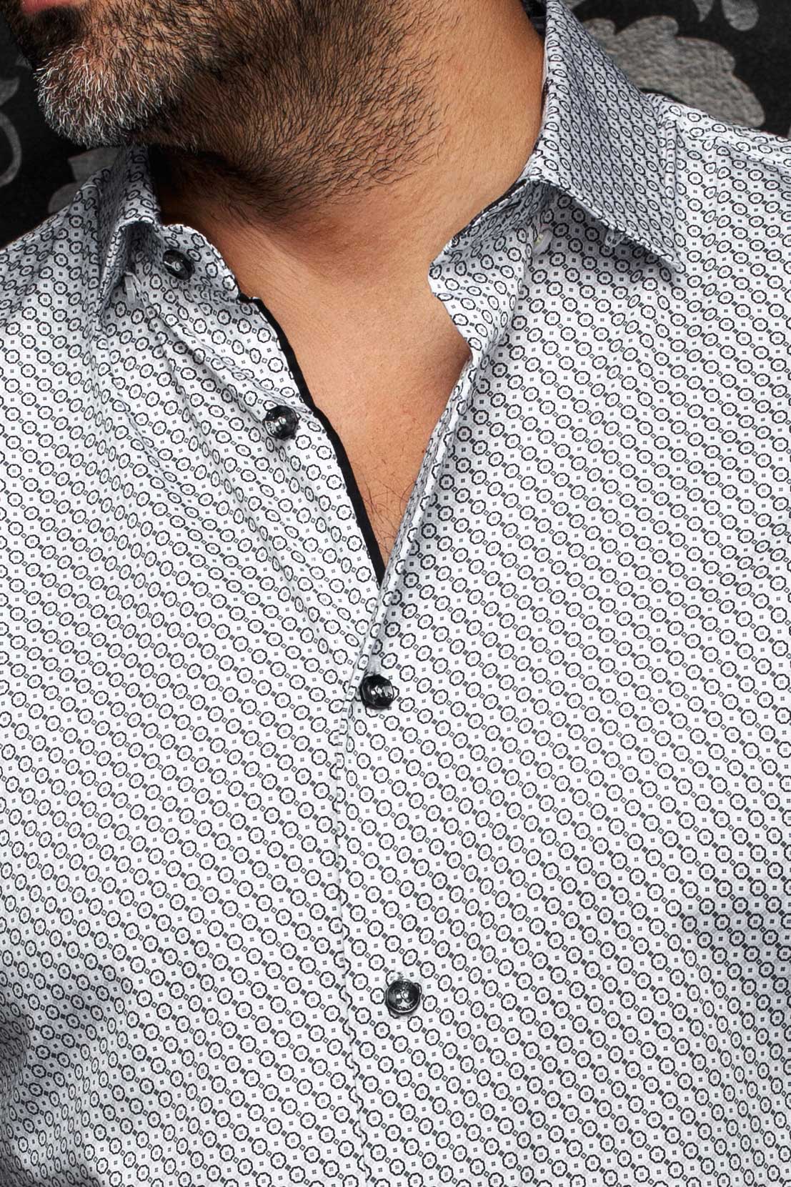 Chemise blanche à motif géométrique avec col pointu et bordure noire pour homme par Au Noir, en gros plan