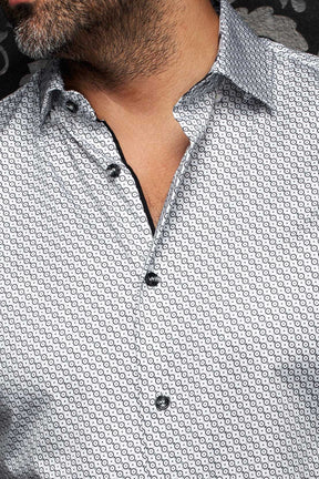 Chemise blanche à motif géométrique avec col pointu et bordure noire pour homme par Au Noir, en gros plan