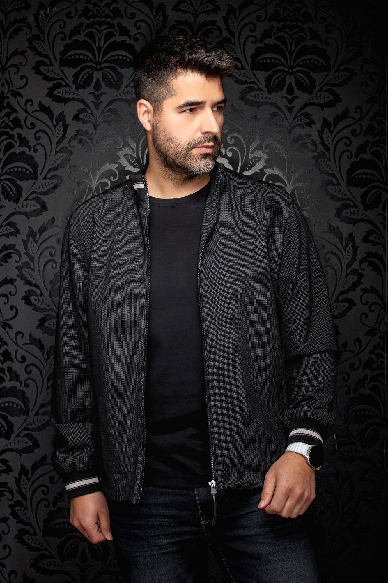 Coupe-vent mi-saison style bomber noir, vue de face sur mannequin pour homme par Au Noir