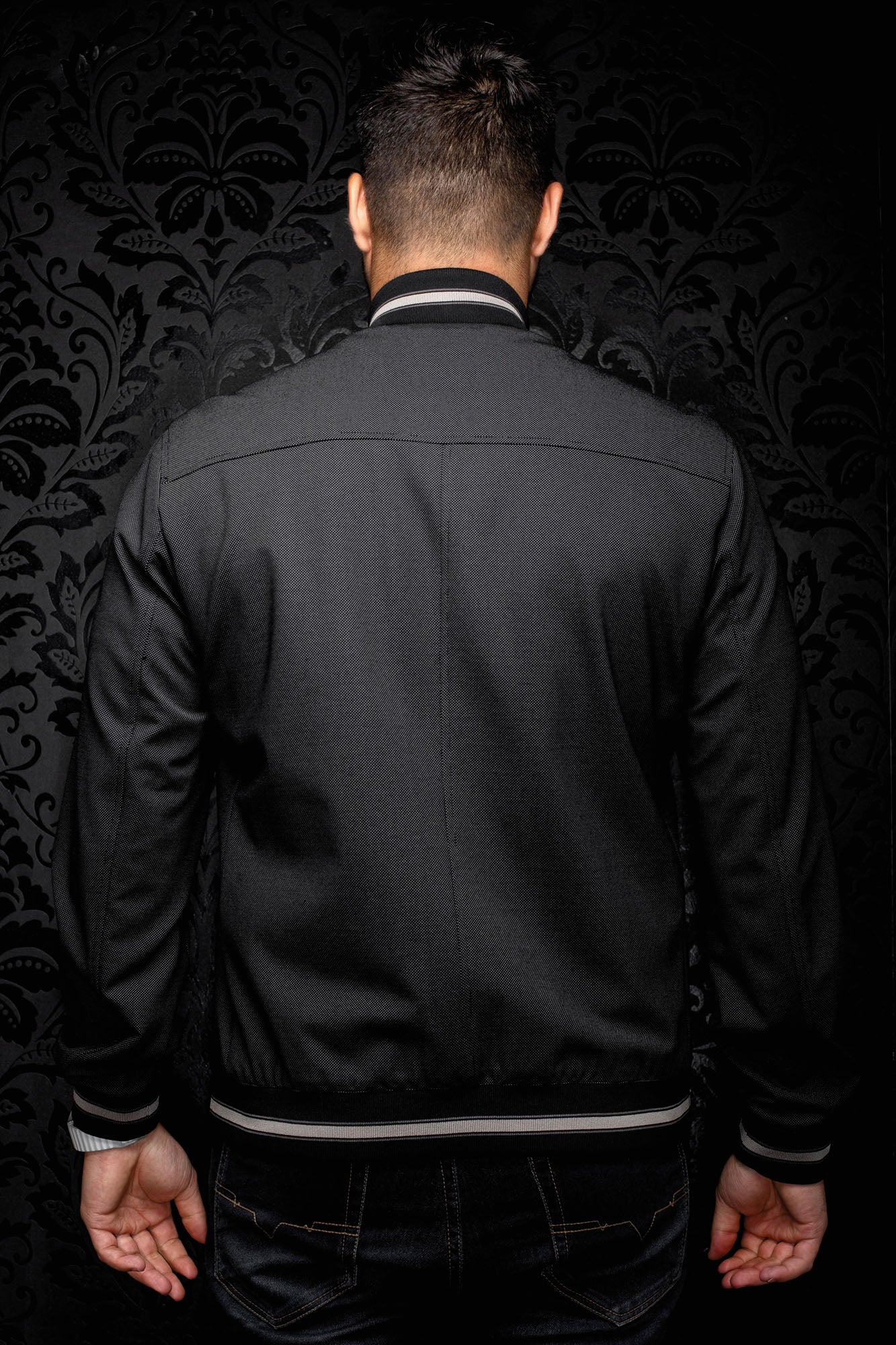 Coupe-vent mi-saison style bomber noir, vue de dos sur mannequin pour homme par Au Noir