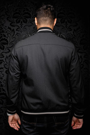 Coupe-vent mi-saison style bomber noir, vue de dos sur mannequin pour homme par Au Noir