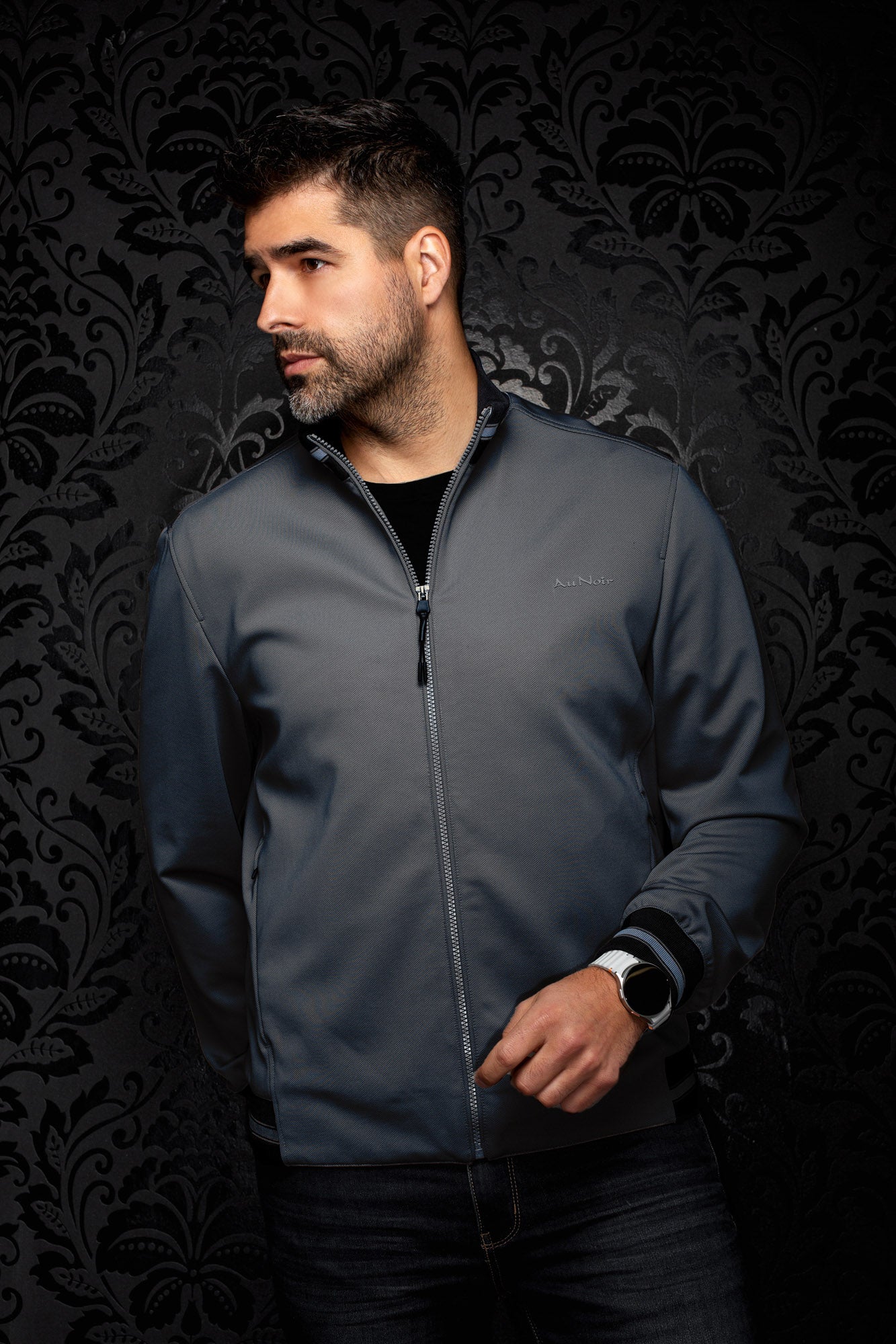 Coupe-vent mi-saison style bomber noir, vue de face sur mannequin pour homme par Au Noir