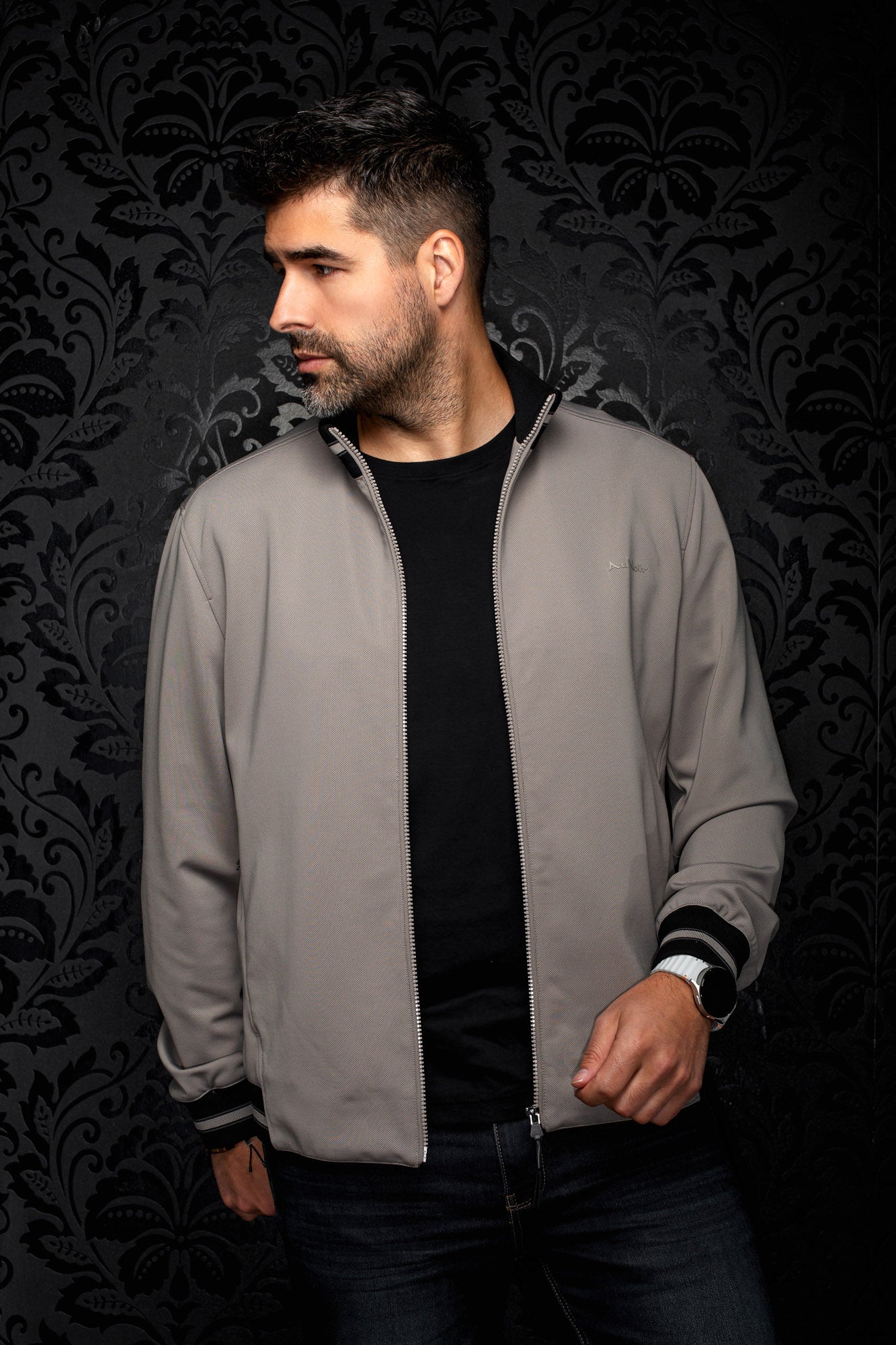 Coupe-vent mi-saison style bomber bomber grise vue de face porté ouvert avec col côtelé noir pour homme par Au Noir