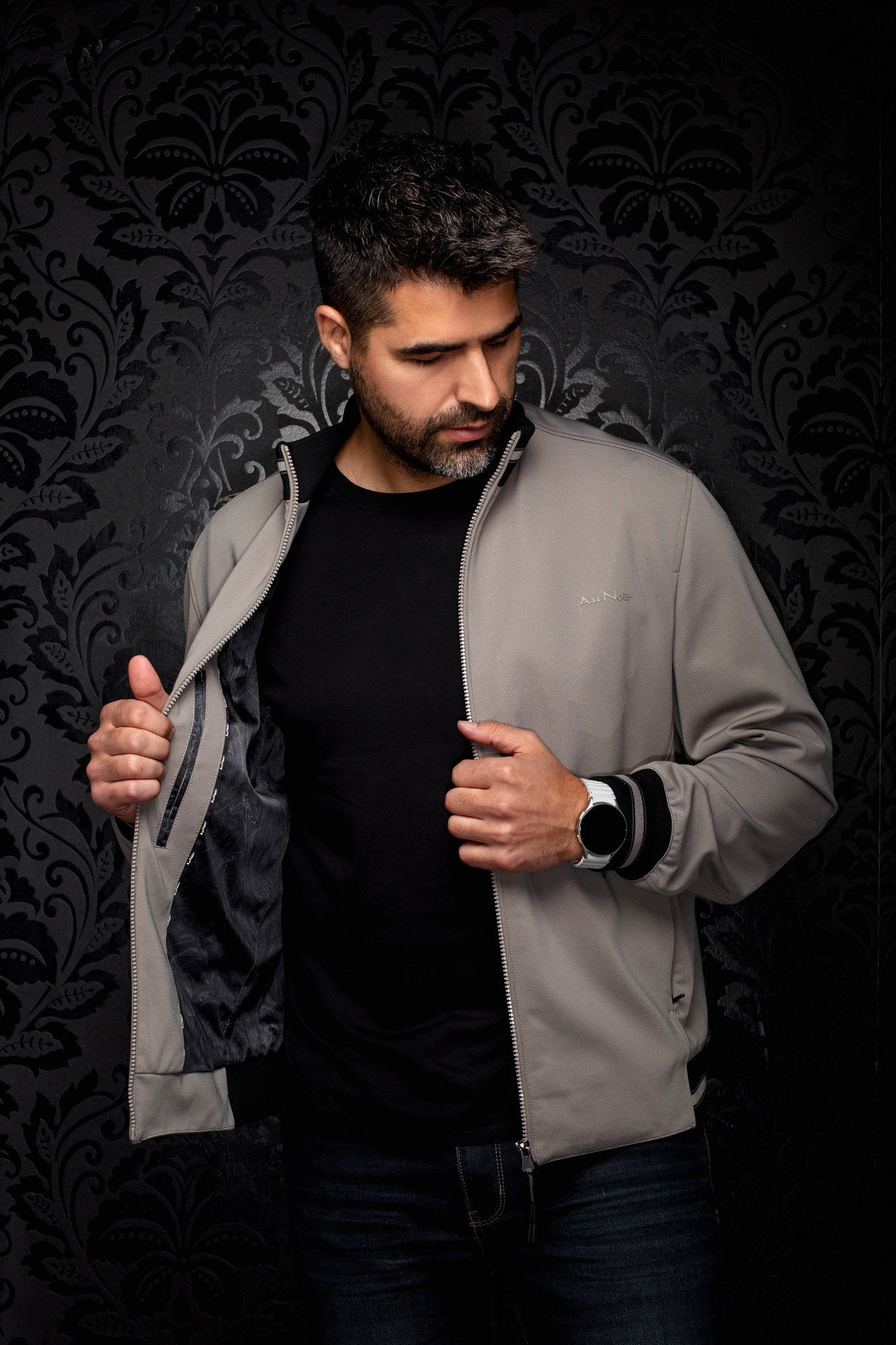 Coupe-vent mi-saison style bomber bomber grise tenue ouverte avec doublure noire pour homme par Au Noir, détail