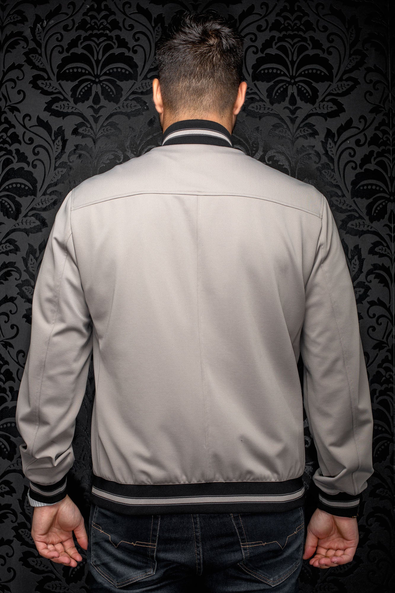 Coupe-vent mi-saison style bomber bomber grise vue de dos avec col et poignets pour homme par Au Noir