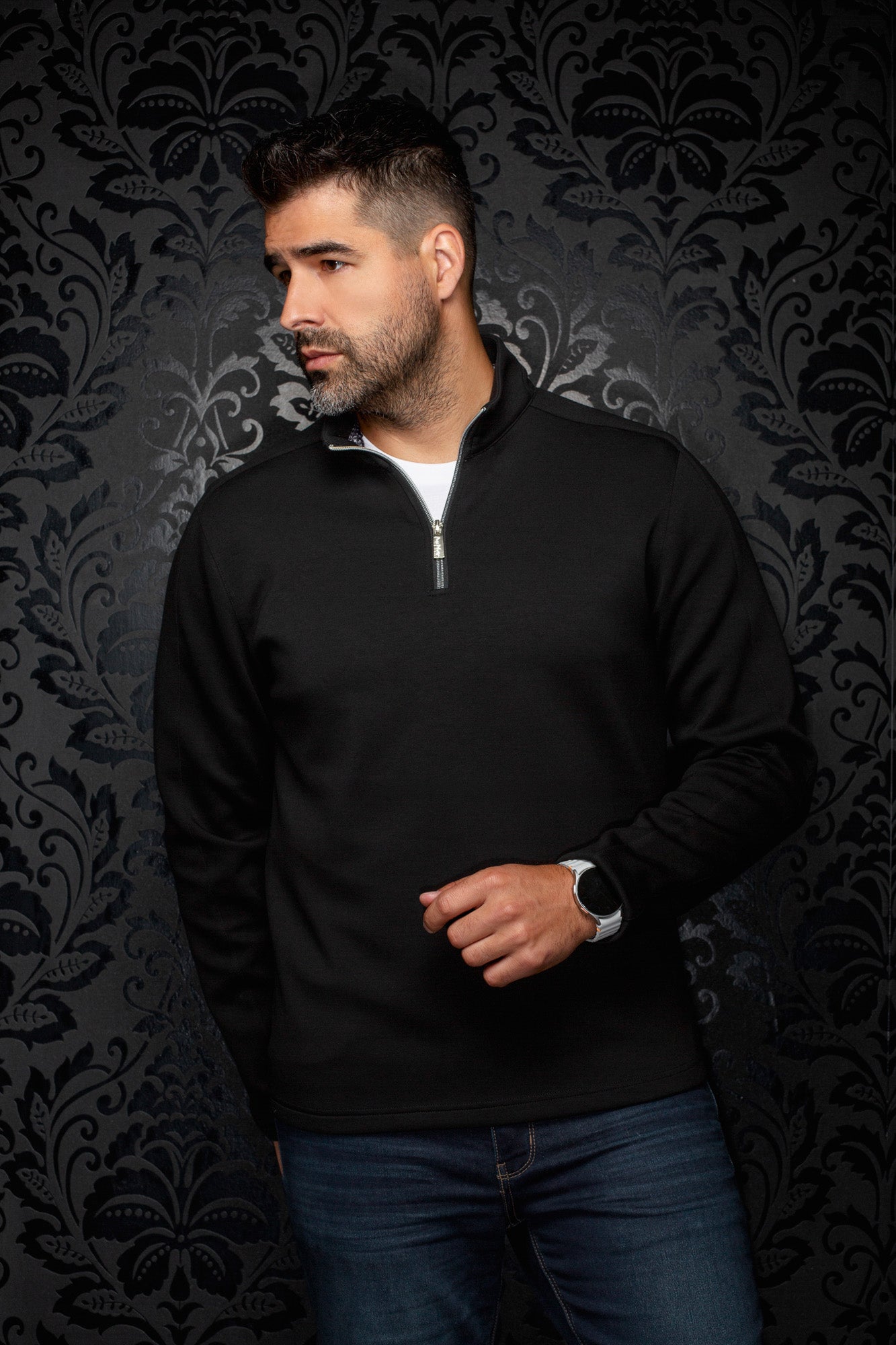 Veste sport noir à manches longues, demi-glissière, col montant et ourlet droit pour homme par Au Noir, vue de face