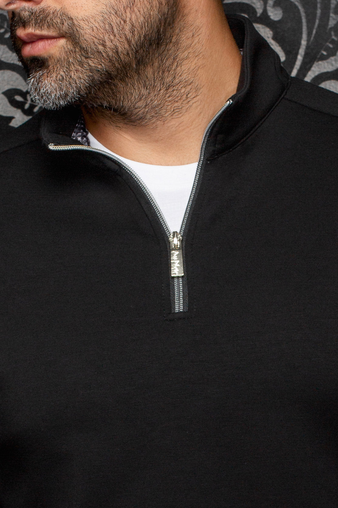 Veste sport noir à demi-glissière, col montant et garniture intérieure à motif pour homme par Au Noir, en gros plan