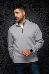 Veste sport quart de fermeture éclair grise pâle à col montant, vue de face sur mannequin pour homme par Au Noir