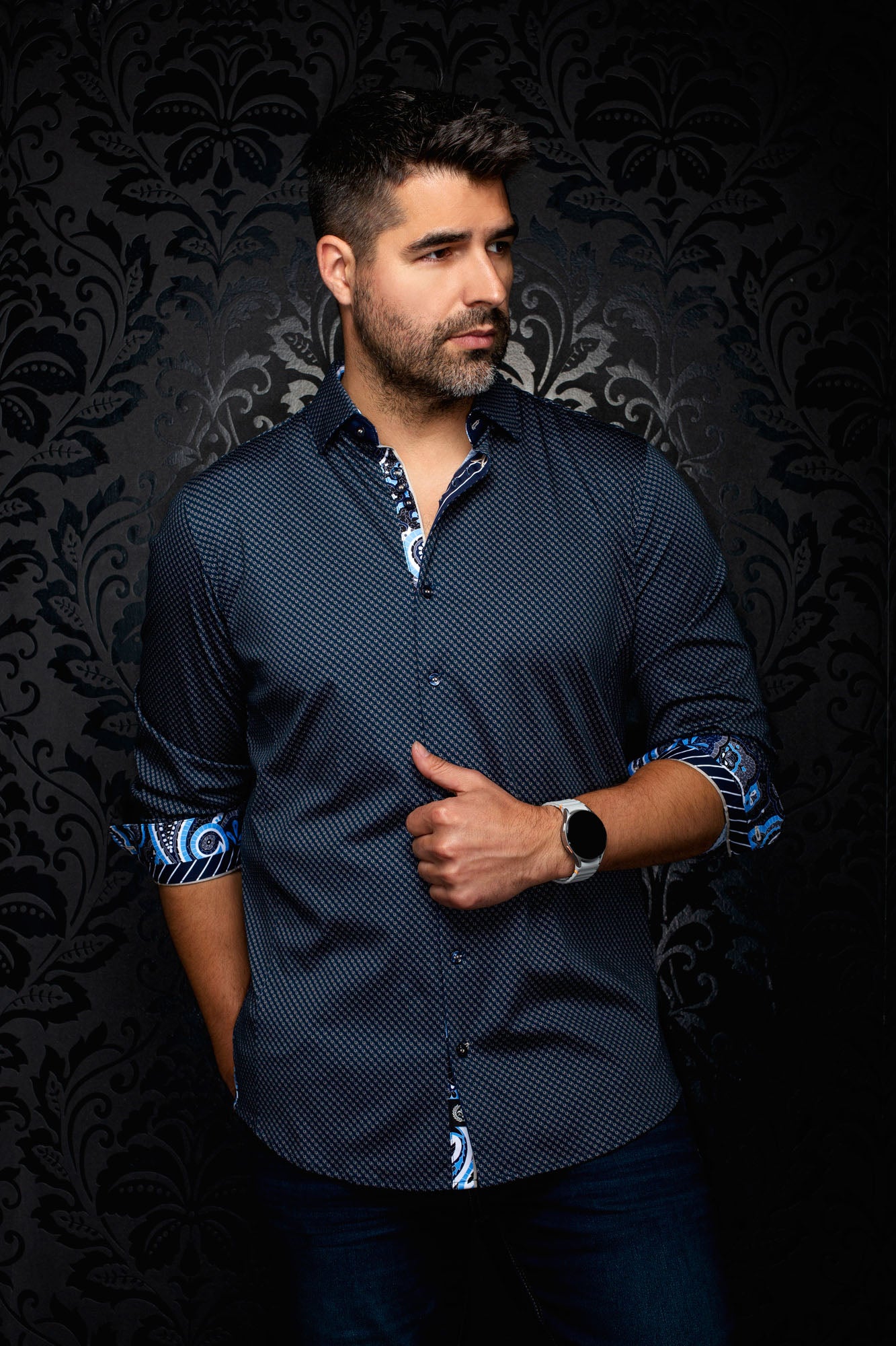 Chemise boutonnée bleu marine à motif, poignets roulés, vue de face sur mannequin pour homme par Au Noir