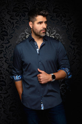 Chemise boutonnée bleu marine à motif, poignets roulés, vue de face sur mannequin pour homme par Au Noir
