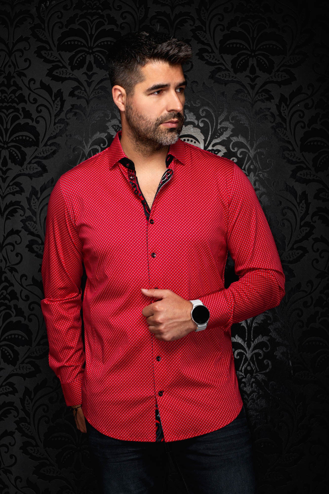 Chemise rouge à micro motif géométrique, vue avant sur mannequin avec manches longues pour homme par Au Noir