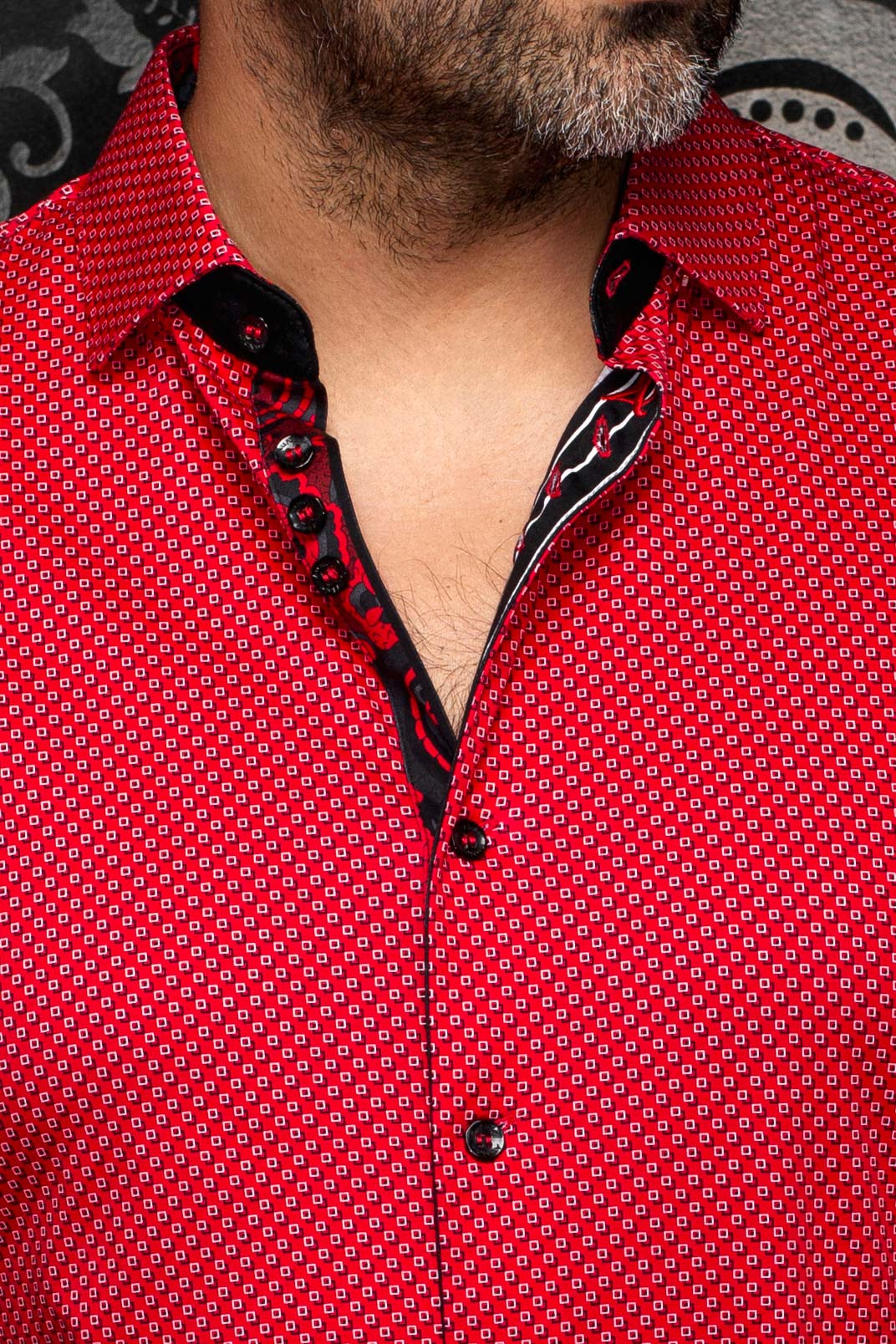 Col de chemise rouge à motif géométrique, patte noire et boutons noirs pour homme par Au Noir, en gros plan