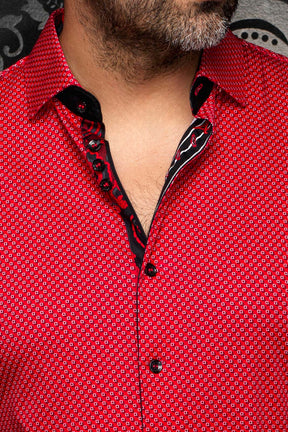Col de chemise rouge à motif géométrique, patte noire et boutons noirs pour homme par Au Noir, en gros plan