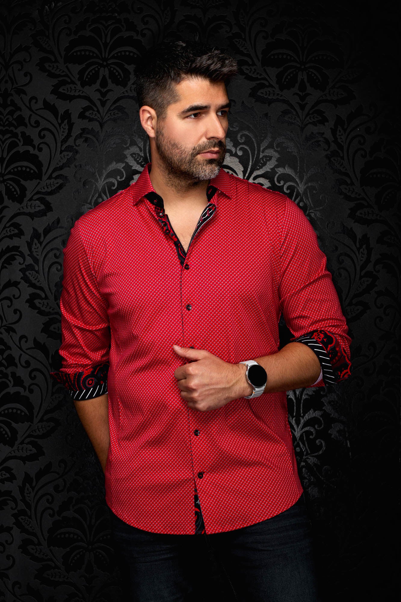 Chemise rouge à motif géométrique sur mannequin, manches roulées, vue de face pour homme par Au Noir