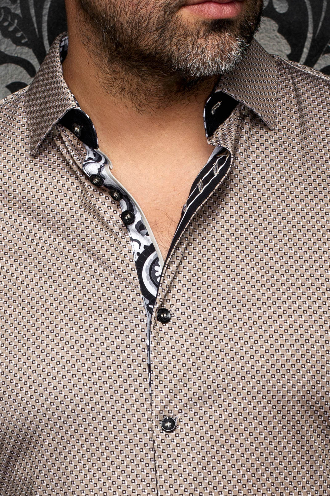 Col de chemise beige à motif, boutons noirs et patte intérieure noir et blanc pour homme par Au Noir, en gros plan
