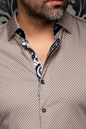 Col de chemise beige à motif, boutons noirs et patte intérieure noir et blanc pour homme par Au Noir, en gros plan