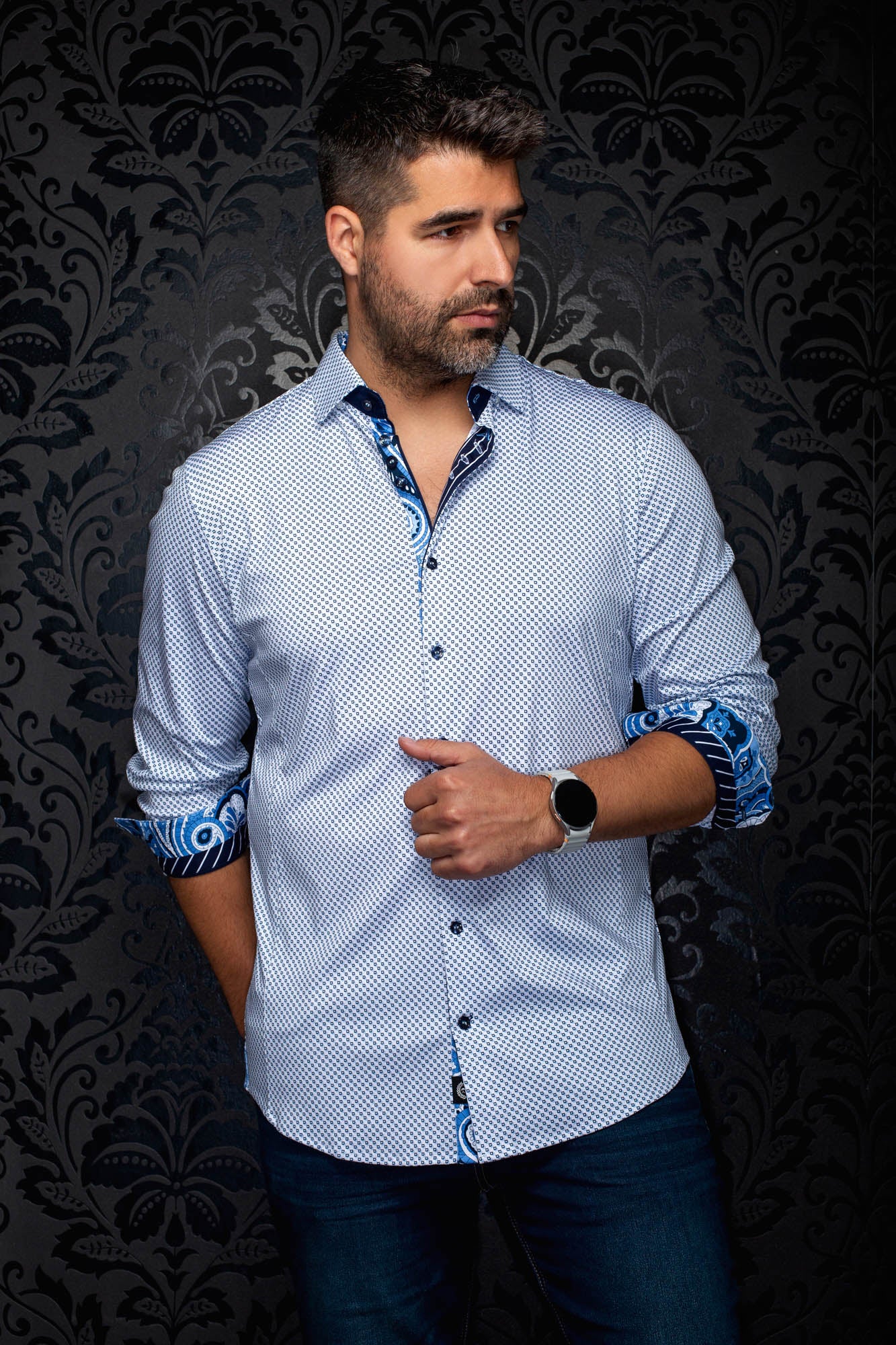 Chemise blanche à motif avec poignets roulés contrastants à motif paisley pour homme par Au Noir, vue de face