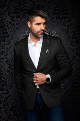 Veston noir texturé vu de face sur modèle, avec revers crantés et pochette de poitrine pour homme par Au Noir
