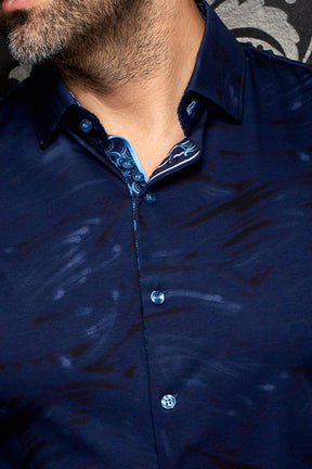 Col de chemise marine, boutons bleus et patte intérieure à motif contrastant pour homme par Au Noir, en gros plan