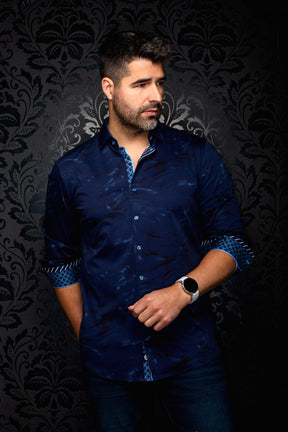 Chemise marine à manches longues, vue de face avec poignets roulés et garniture bleue à motif pour homme par Au Noir