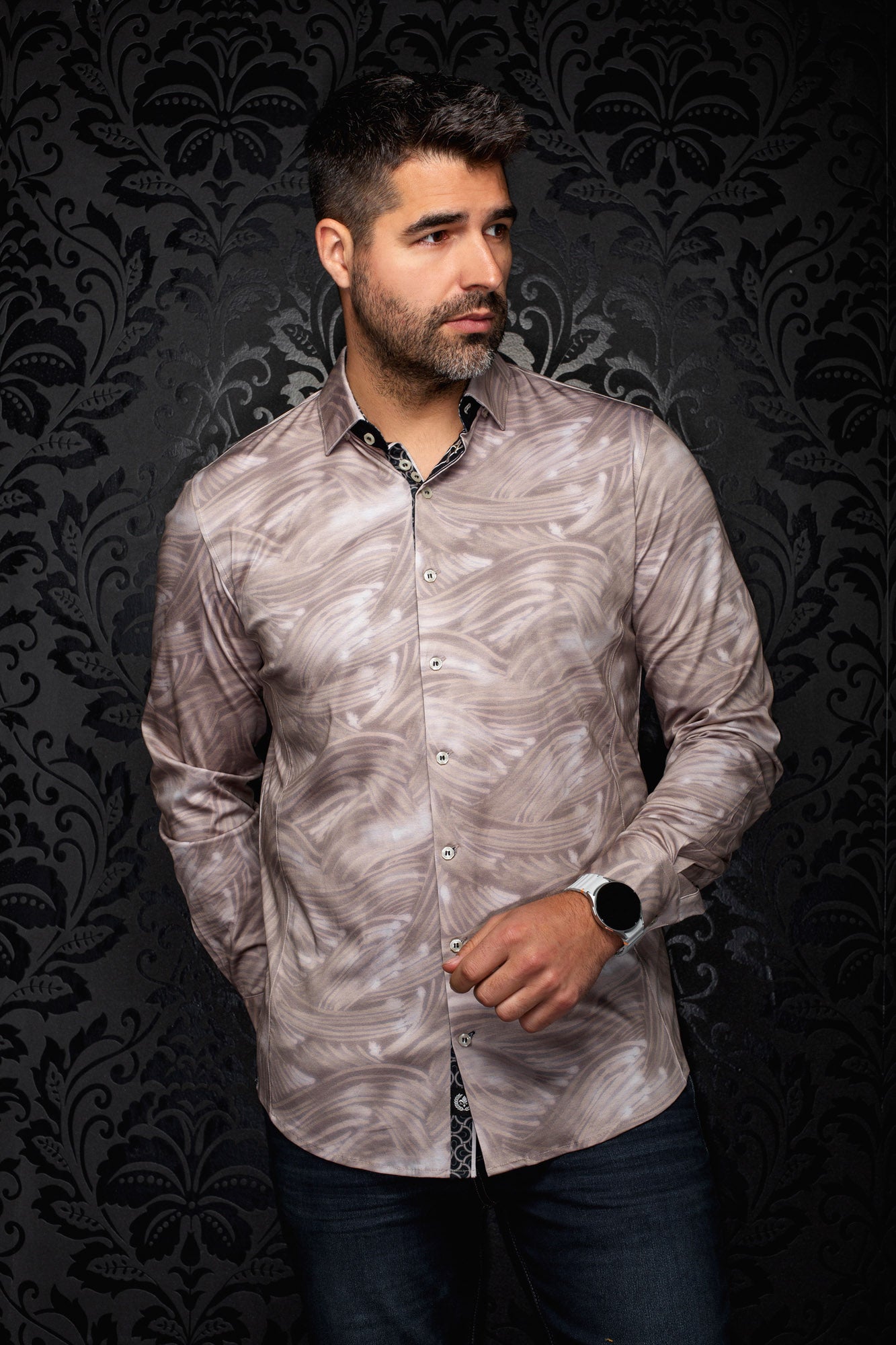 Chemise boutonnée beige à motif abstrait avec patte intérieure noire pour homme par Au Noir, vue de face