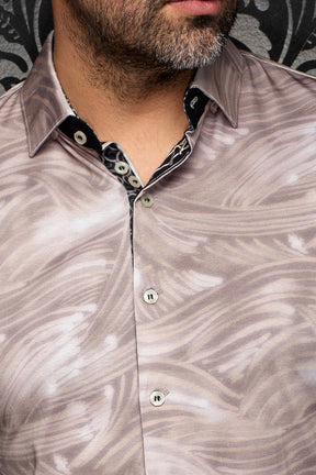 Col de chemise beige à motif, boutons pâles et patte intérieure noire contrastante pour homme par Au Noir, en gros plan