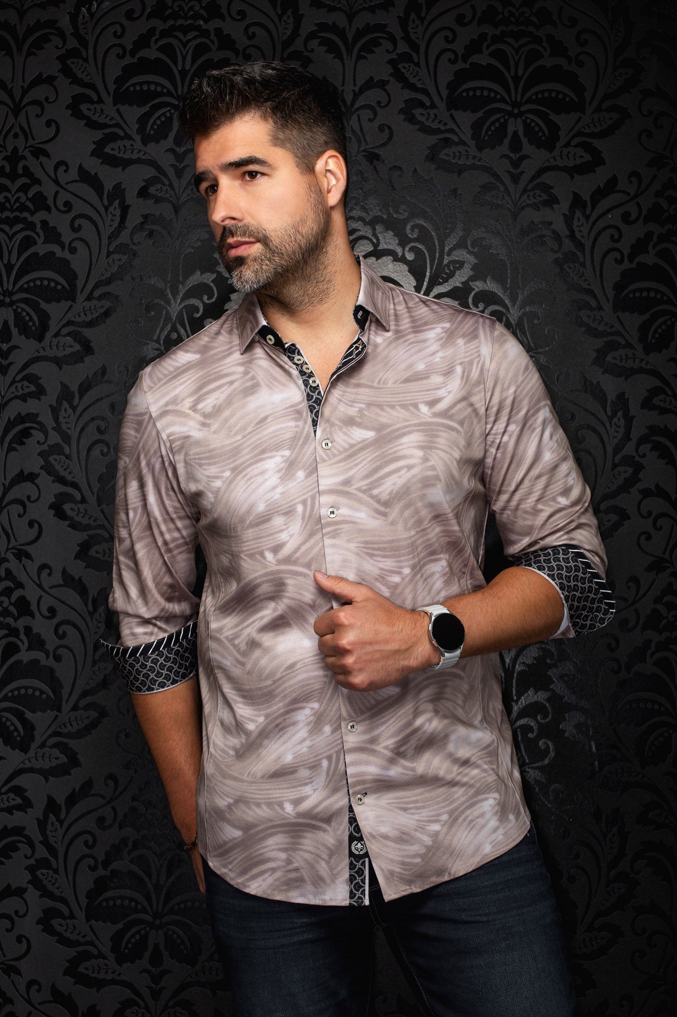 Vue de biais d’une chemise boutonnée beige à motif, vue de cote pour homme par Au Noir