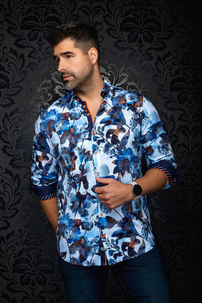 Chemise bleue pâle fleurie à boutons orange et poignets roulés pour homme par Au Noir, vue avant sur mannequin