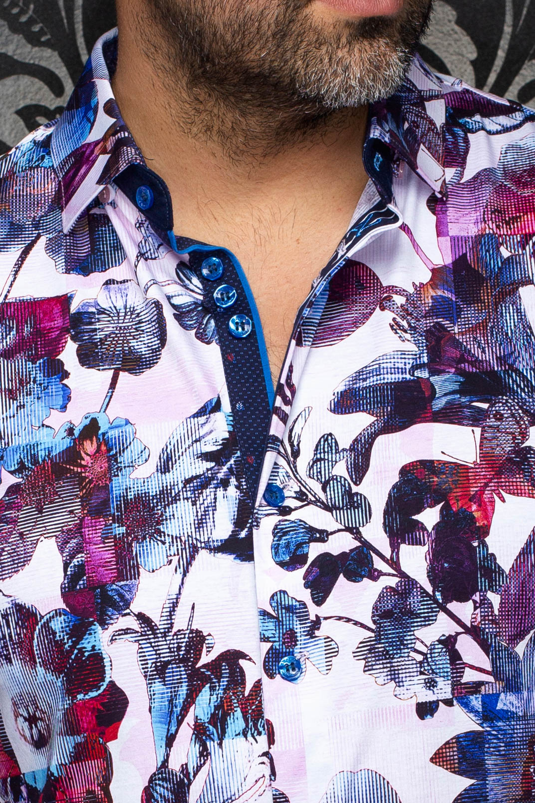 Chemise boutonnée rose pâle à fleurs, boutons bleus et patte marine pour homme par Au Noir, en gros plan