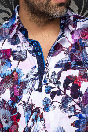 Chemise boutonnée rose pâle à fleurs, boutons bleus et patte marine pour homme par Au Noir, en gros plan
