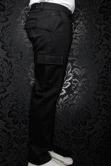Pantalon cargo noir avec poche à rabat, passants et petite étiquette métal pour homme par Au Noir, vue de côté