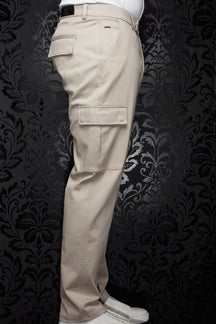 Pantalon cargo beige vu de côté, avec poches à rabat, passants et jambe droite pour homme par Au Noir