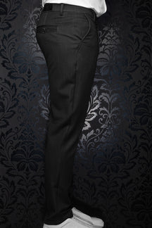 Pantalon noir avec passants, poche passepoilée arrière et couture courbée pour homme par Au Noir, vue de côté