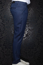 Pantalon bleu marine avec passants, poche passepoilée et léger lustre tissé pour homme par Au Noir, vue de côté