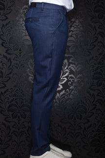 Pantalon bleu marine avec passants, poche passepoilée et léger lustre tissé pour homme par Au Noir, vue de côté