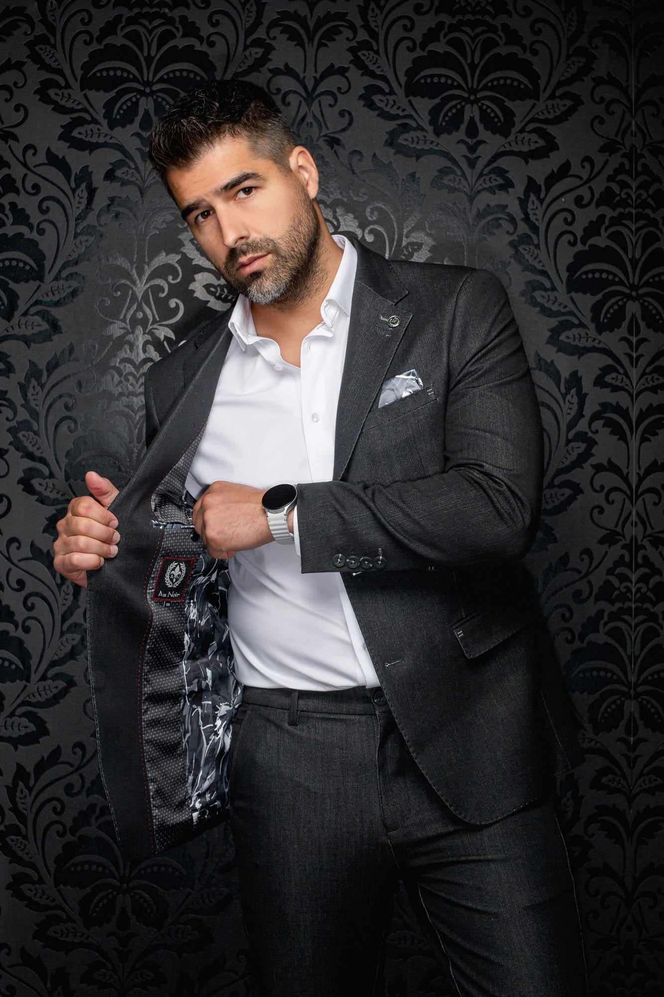 Veston gris charbon ouvert montrant doublure à motif, surpiqûres rouges et étiquette pour homme par Au Noir, détail