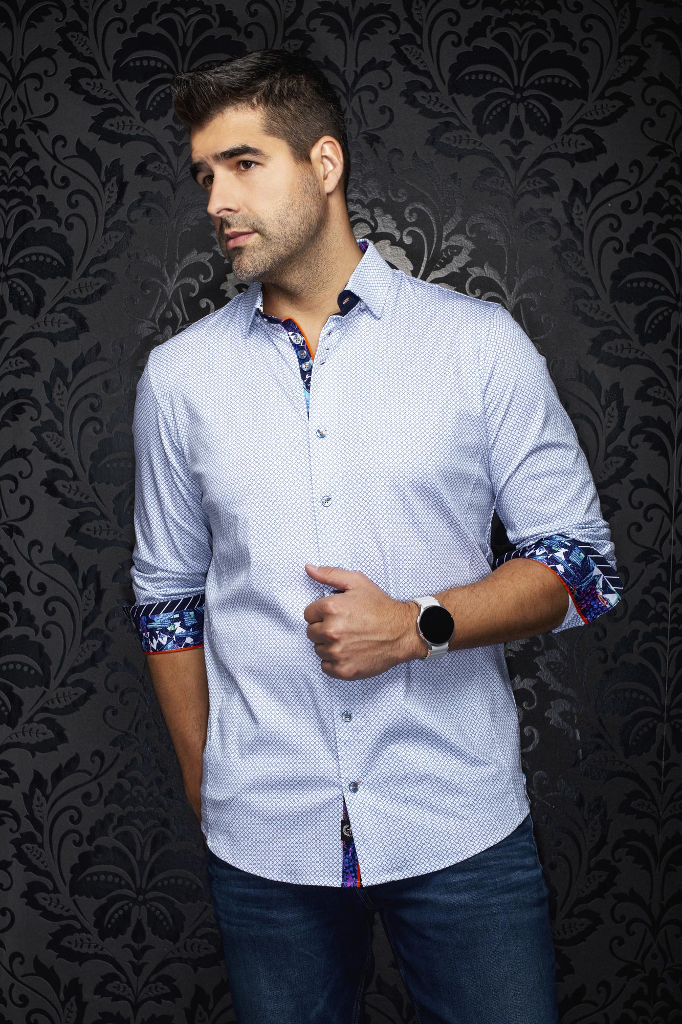 Chemise boutonnée blanche à micro cercles bleus et poignets multicolores roulés, vue de face pour homme par Au Noir