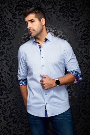 Chemise boutonnée blanche à micro cercles bleus et poignets multicolores roulés, vue de face pour homme par Au Noir