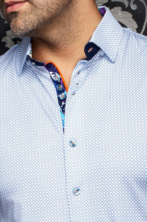 Chemise blanche à cercles bleus, patte contrastante, passepoil orange et boutons pour homme par Au Noir, en gros plan