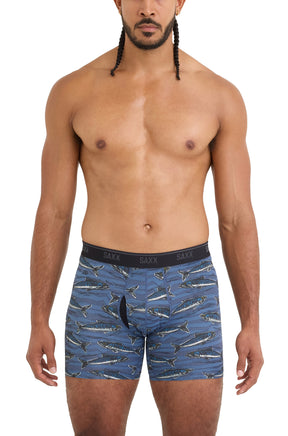 Vue avant sur modèle du sous-vêtement bleu à poissons avec poche profilée et ceinture noire à logo pour homme par Saxx