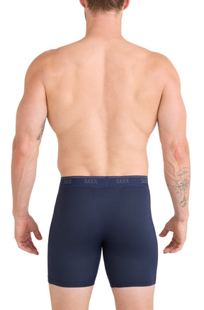 Vue arrière sur modèle du sous-vêtement boxer long bleu marine à micro-motif et ceinture à logos SAXX pour homme