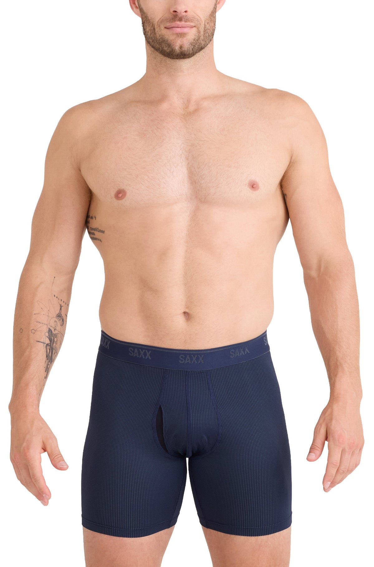 Vue avant sur modèle du sous-vêtement boxer long bleu marine avec ceinture SAXX et poche profilée pour homme