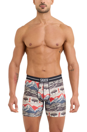 Vue de face sur mannequin du sous-vêtement multicolore à motif montagnes et bisons pour homme par Saxx