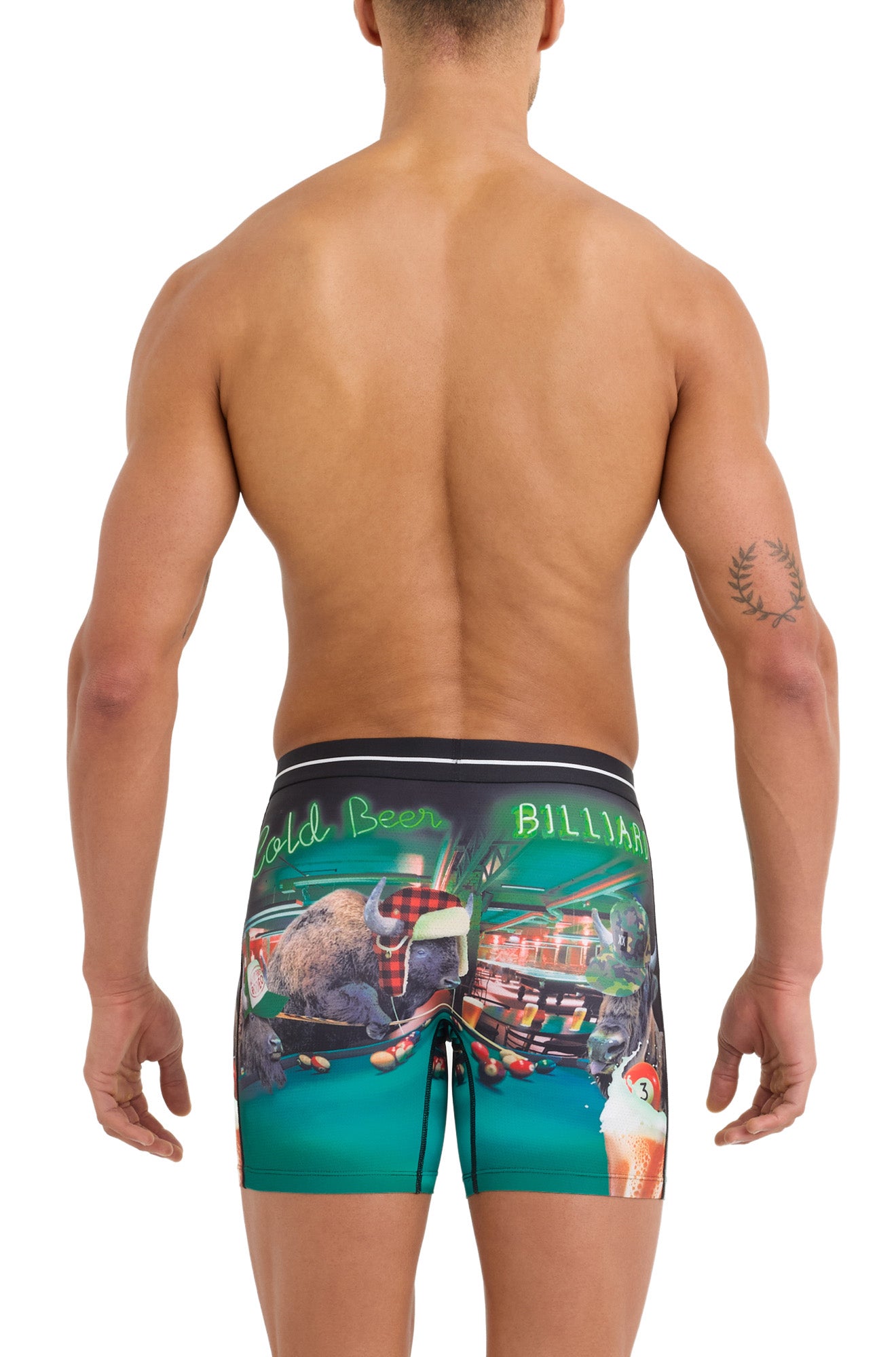 Vue arrière sur modèle d’un sous-vêtement long turquoise à imprimé bison, bière et billard pour homme par Saxx