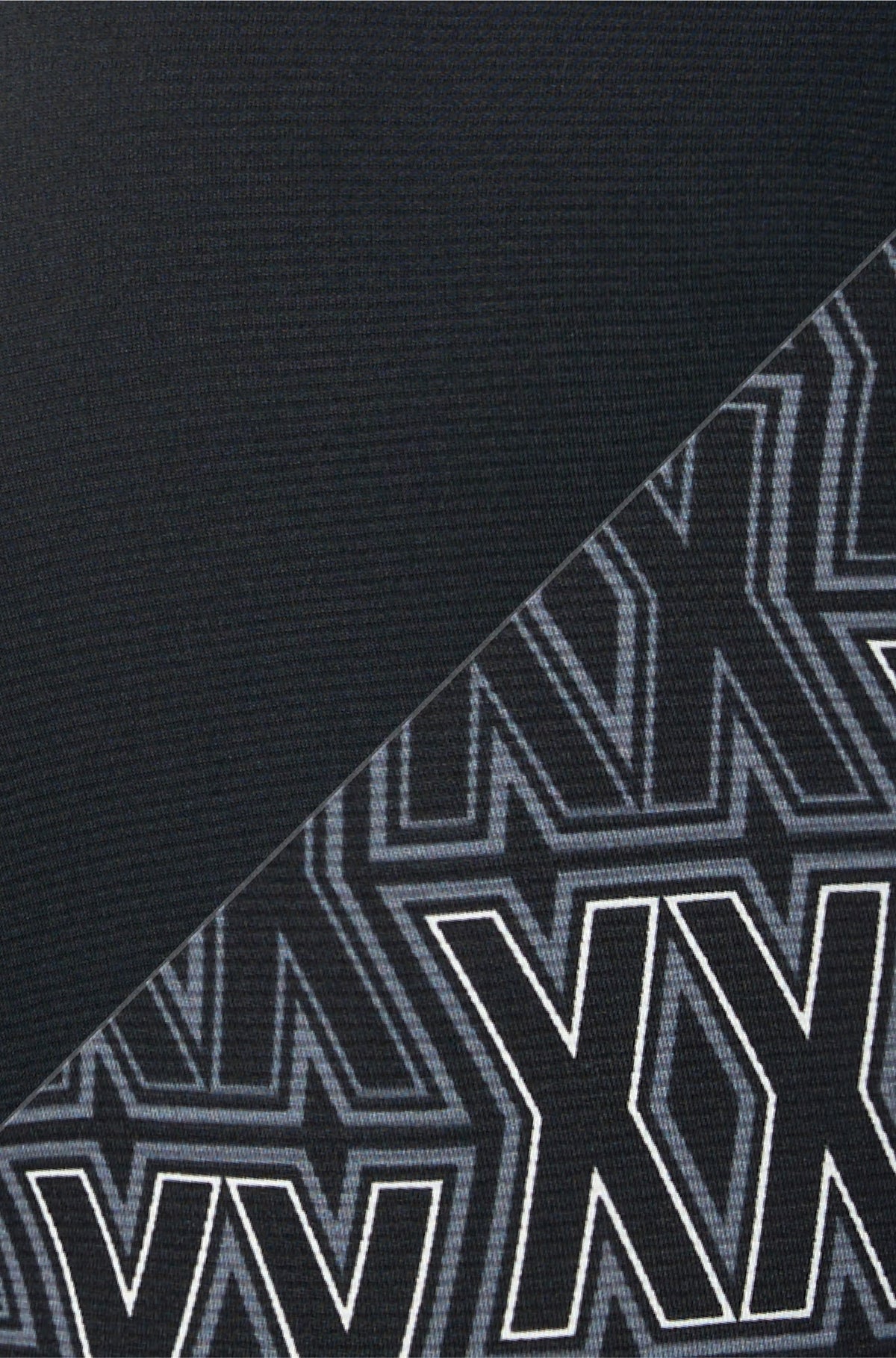 Gros plan sur le tissu noir uni et le motif XX gris et blanc sur le sous-vêtement long pour homme par Saxx