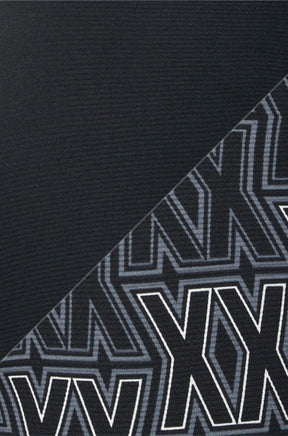 Gros plan sur le tissu noir uni et le motif XX gris et blanc sur le sous-vêtement long pour homme par Saxx