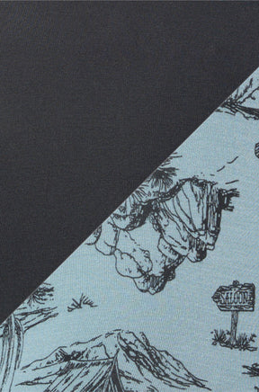 Gros plan du sous-vêtement noir tricoté et tissu bleu pâle à motif désert avec tissu pour homme par Saxx