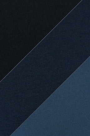 Gros plan du sous-vêtement noir, marine et bleu disposés en bandes diagonales avec panneaux de tissu pour homme par Saxx