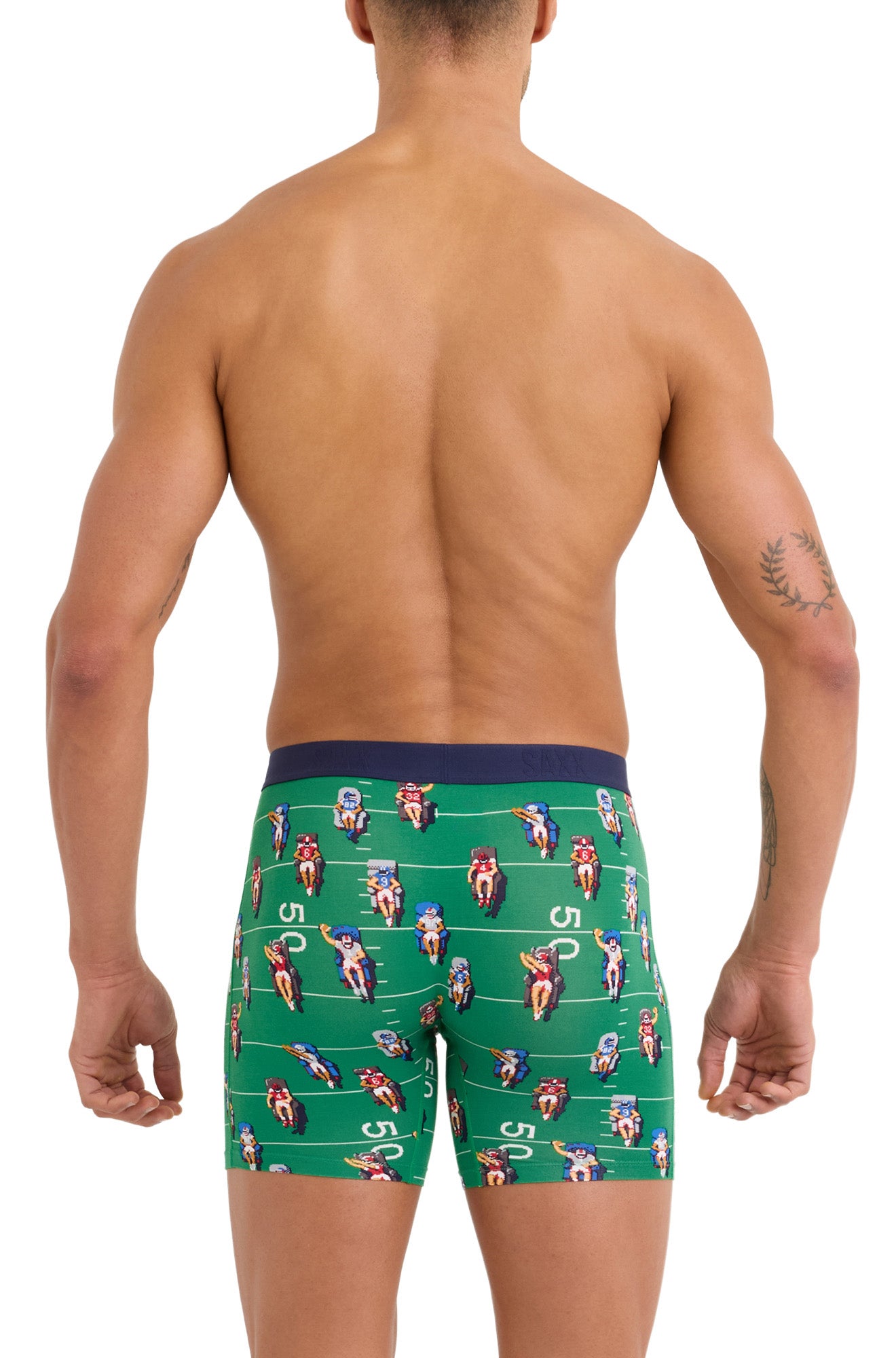 Vue arrière sur mannequin du sous-vêtement vert à motif football avec taille marine pour homme par Saxx
